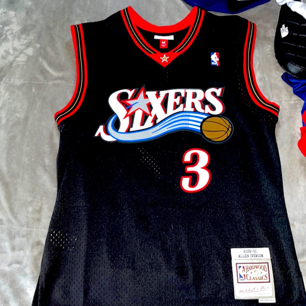 Mens 76ers jersey size medium selling for 50$